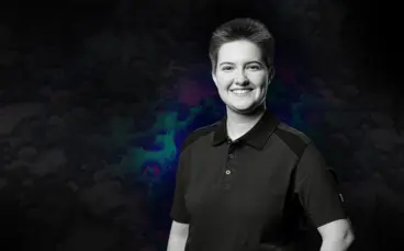 笑容自信的年轻人员工,身穿Polytec黑色工装,背景为暗色科技风格,体现专业测量与技术支持氛围。