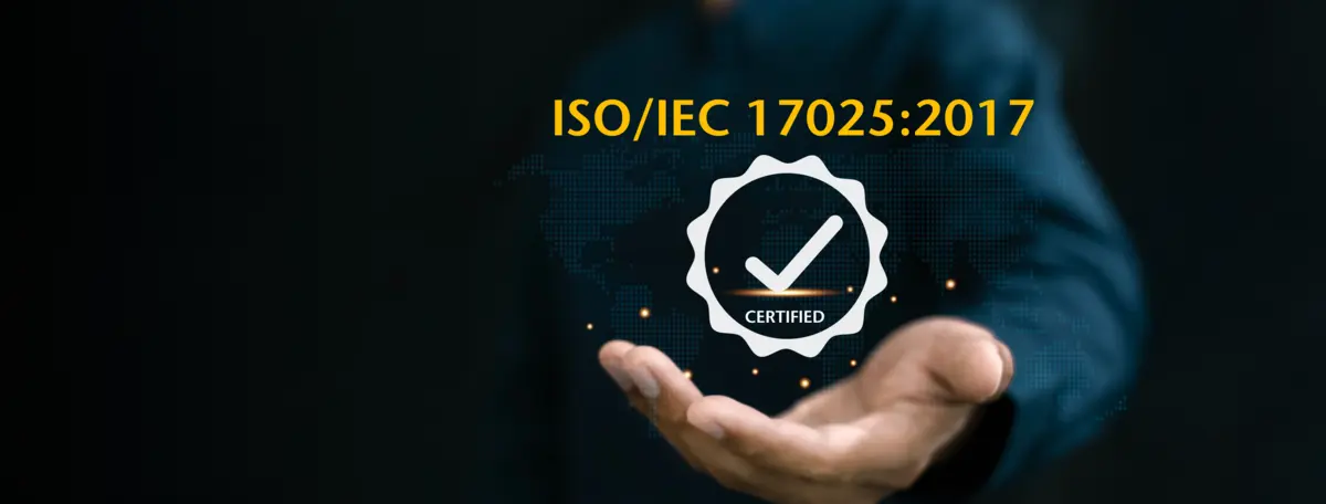 手掌托举带有认证勾号的ISO/IEC 17025:2017标志,象征Polytec校准测试的精准与可靠
