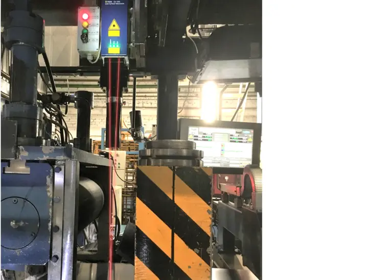 工业车间中Polytec激光传感器进行非接触式金属拉伸测量,确保拉伸工艺精准控制