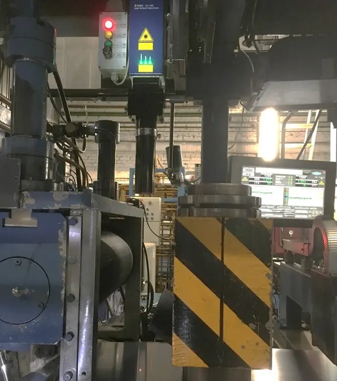 钢材轧机中利用激光传感器精准监测轧辊间隙,实现厚度控制与质量优化。