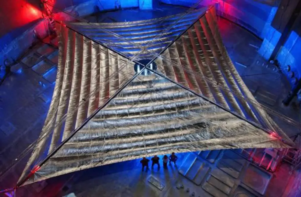 NASA在真空环境中利用Polytec激光测振仪精确测试20米太阳帆的振动响应,保障太空结构性能。