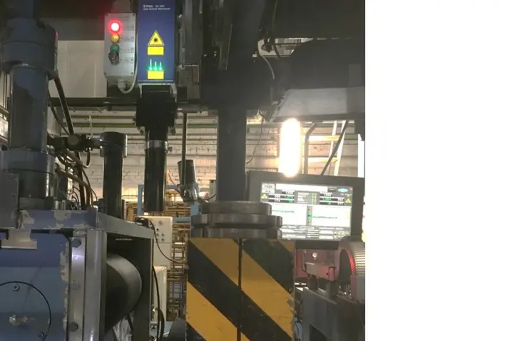 工业冷轧设备中安装了Polytec光学传感器,实时监测轧辊间隙和材料厚度,确保质量流量精准控制。