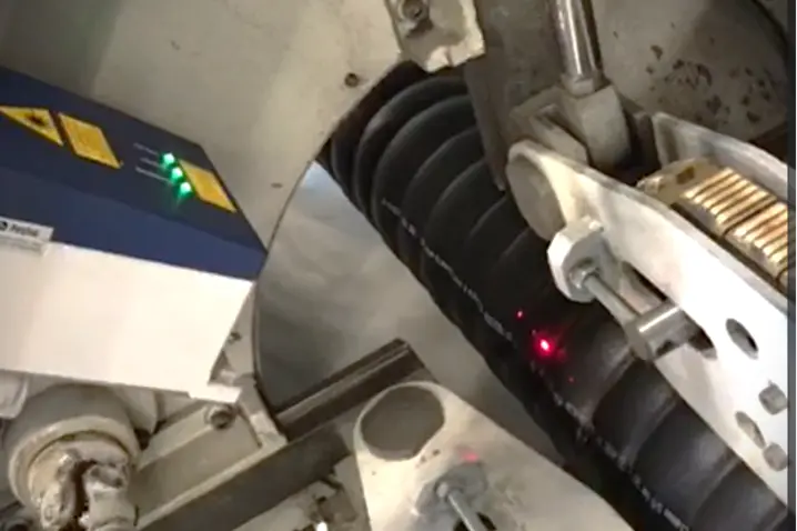 Polytec laser sensor precisely measures cable length and speed, ensuring accurate cutting and process control in wire manufacturing.